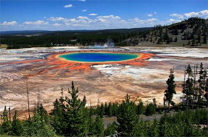 Suối nước nóng Grand Prismatic tại bang Wyoming, Hoa Kỳ