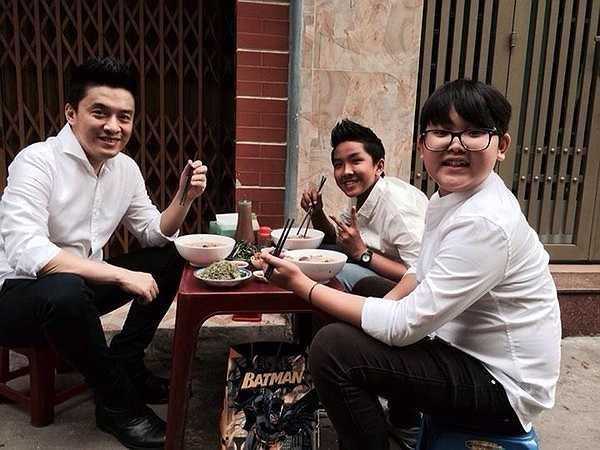 Nhật Kim Anh, Thanh Thức thoải mái lê la đồ ăn vỉa hè.