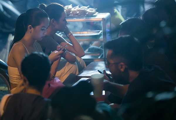 Ngọc Trinh bắt gặp ngồi ăn vặt quán bình dân trên vỉa hè khi cô nàng tới Hà Nội vào tháng 9 năm ngoái.