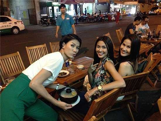 Hà Tăng ăn mặc khá giản dị và vui vẻ khi đi ăn vỉa hè cùng Trang Trần và Thân Thúy Hà.