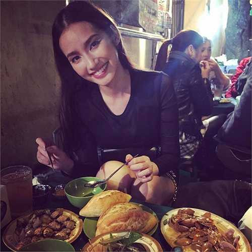 Trúc Diễm tranh thủ thưởng thức những món ăn vỉa hè khi cô ra Hà Nội.