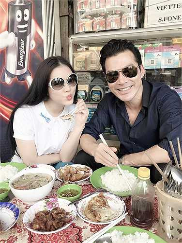 Lý Nhã Kỳ cùng Trần Bảo Sơn đi ăn ở một quán cơm bình dân gần đây.