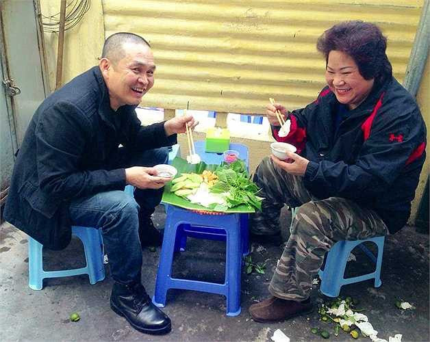 Lam Trường giản dị đưa các học trò đi ăn.