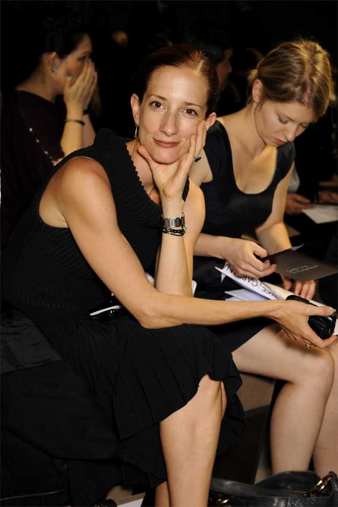 Vanessa Friedman, Giám đốc thời trang của New York Times, cũng cho rằng việc tổ chức rời rạc của NYFW ngày nay là vô cùng lộn xộn.