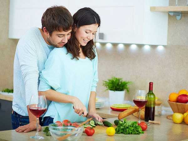 Nấu ăn: Nấu những món ăn yêu thích có thể giúp bạn tránh khỏi sự căng thẳng sau một ngày dài làm việc. Một số gia vị trong thức ăn có thể làm dịu đi tâm trí của bạn.