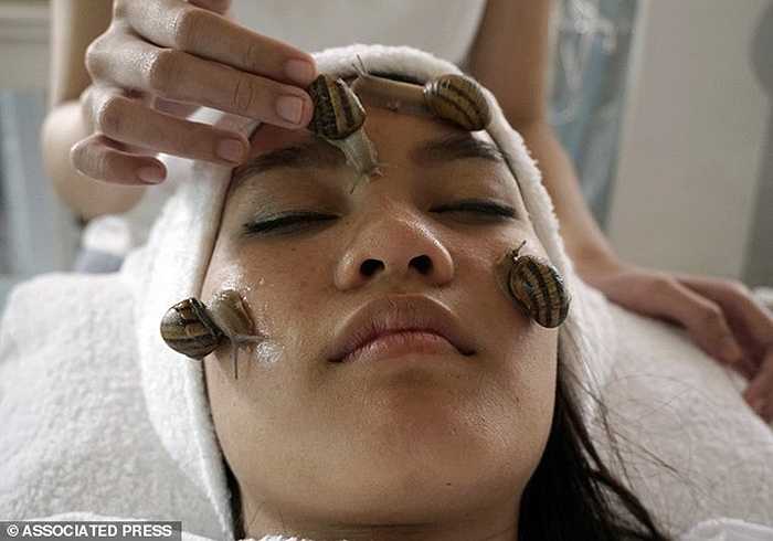 Khách hàng sẽ được massage mặt trong 45 phút với giá tiền 30 USD/khách (khoảng 630.000 đồng)