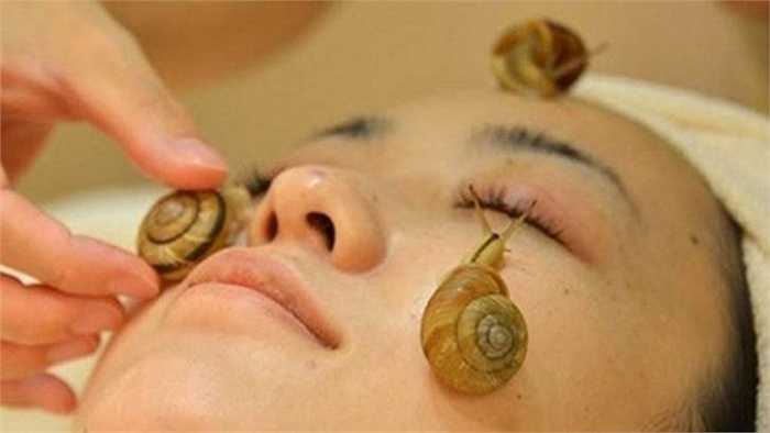Taksaphan na Pohn - sinh viên 22 tuổi ở Thái Lan cho biết, cô đã dùng nhiều cách để chăm sóc da nhưng dùng ốc sên khiến cô thấy dễ chịu.