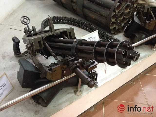Súng minigan của các xạ thủ máy bay UH-1 dùng trong chiến đấu. (Theo Infonet)