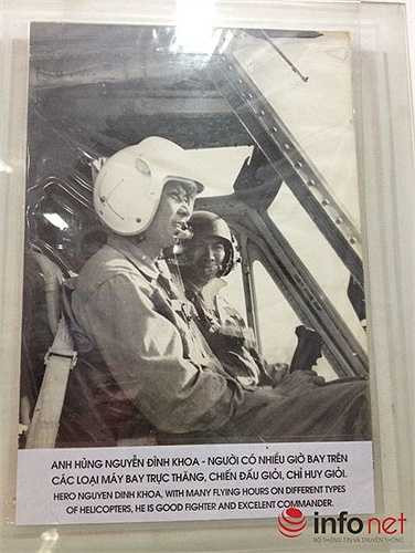 Phi công Nguyễn Đình Khoa, người đã bay gần 1000 giờ trên máy bay UH-1A lập công xuất sắc, được Nhà nước Phong tặng danh hiệu Anh hùng LLVTND ngày 20/12/1979. (Theo Infonet)