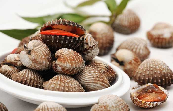 Sò: Những thực phẩm động vật và đồ biển giàu purine, chất purine sản sinh ra các tinh thể uric acid ứ đọng trong các mô mềm và khớp. Do vậy, nếu bạn không bị bệnh gout thì bạn cũng không nên ăn quá nhiều đồ biển. Nếu bạn là người 'nghiền' đồ biển thì bạn có thể ăn sò và cá hồi nhưng bạn không nên ăn thường xuyên.