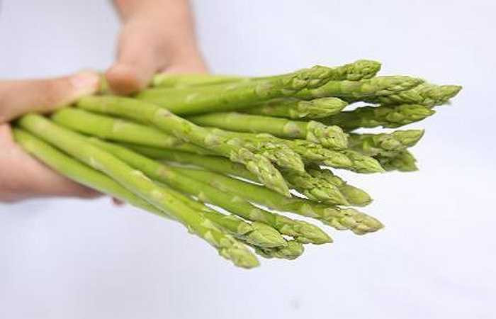 Măng tây: Với những người mắc bệnh gout, đây là loại thực phẩm có purin cao nên có thể làm người bệnh đau khớp khi dùng. Măng tây, súp lơ, rau bina, và nấm có chứa purin hơn so với các loại rau khác.