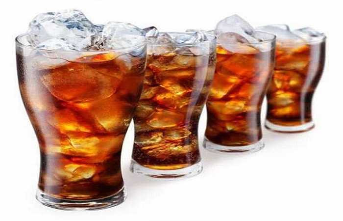 Nước ngọt: Tránh dùng nước uống có đường hóa học, kể cả những loại nước trái cây. Chất tạo ngọt thúc đẩy cơ thể sản sinh thêm nhiều axit uric. Một nghiên cứu chỉ ra rằng, người sử dụng nhiều đường có nguy cơ cao mắc bệnh gout.