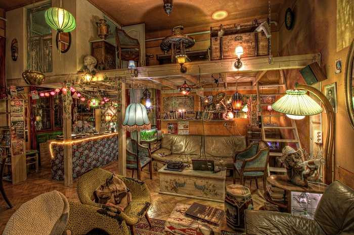 1. Nhà nghỉ Lavender Circus, Budapest, Hungary: Đây là một nhà nghỉ kiểu cổ điển, nằm trong một lâu đài được xây dựng vào thế kỷ 19 ở trung tâm của Budapest. 