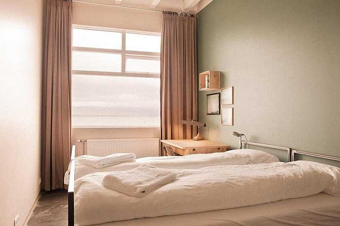 Tại đây còn có quán phục vụ bia tươi, một tiệm hớt tóc siêu tốc cộng với một phòng tập thể dục. Giá từ 20,54 bảng Anh (663.000 đồng) cho một giường, 42,79 bảng (khoảng 1,4 triệu đồng) cho một phòng đôi riêng biệt.