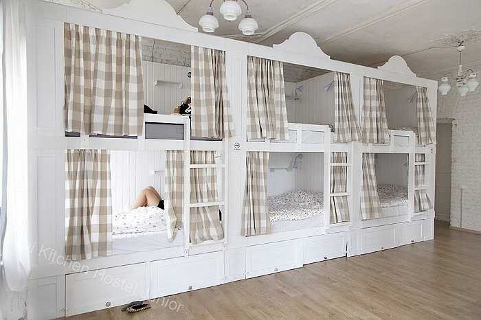 Tòa nhà đã có 150 năm tuổi và những nội thất từ thế kỷ 19 vẫn còn được sử dụng tới ngày nay. Giá từ 10,34 bảng Anh (334.000 đồng) cho một giường; giá từ 15,75 bảng Anh (khoảng 510.000) cho một phòng.