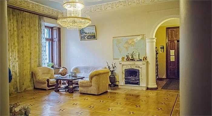 2. Nhà nghỉ Babushka Grand tại Odessa, Ukraine: Tất cả các phòng đều được trang trí theo phong cách cổ với đèn chùm, giấy dán tường và thảm trải sàn hoa văn sặc sỡ, trần nhà họa tiết mạ vàng theo đúng phong cách cung điện quý tộc thế kỷ 18 tại Odessa.