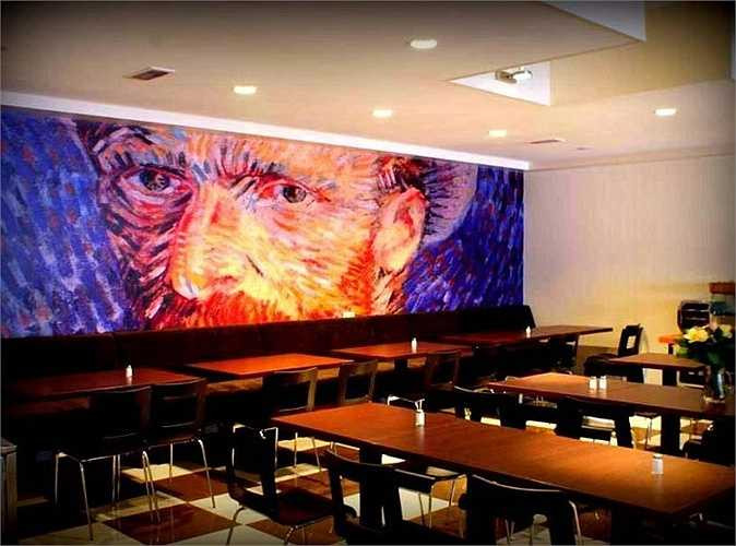 11. Nhà nghỉ Van Gogh, Amsterdam, Hà Lan: Khách sạn tuy hiện đại nhưng mang tính nghệ thuật với những bức tranh nổi tiếng của họa sĩ Van Gogh cộng với giá cả dễ chịu giữa một thành phố đắt đỏ như Amsterdam.