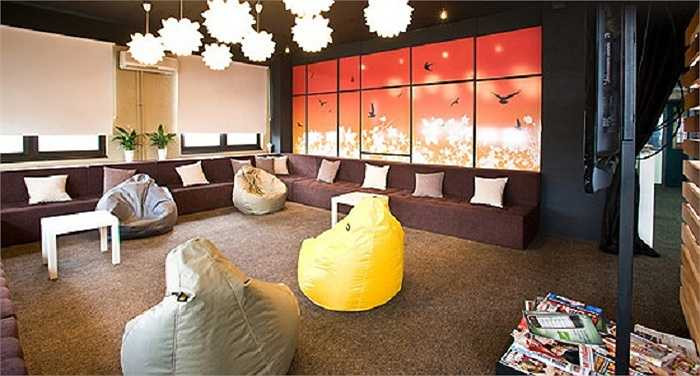 12. Nhà nghỉ Belgrade, Serbia: Thiết kế thời trang, đa chức năng với vị trí trung tâm và giá cực tốt là những điểm cộng nổi bật cho nhà nghỉ Belgrade, cùng một sảnh chính với những chiếc sofa màu sắc và khu ký túc xá hiện đại.