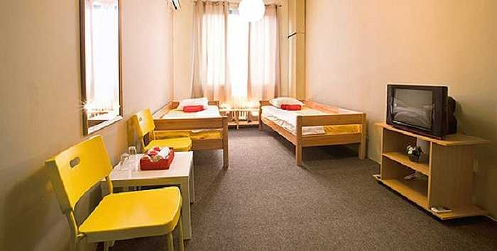 Giá một giường khu ký túc xá là từ 8 bảng Anh; giá giường phòng riêng là 16 bảng Anh (hơn 500.000 đồng) mỗi đêm dành cho hai người.