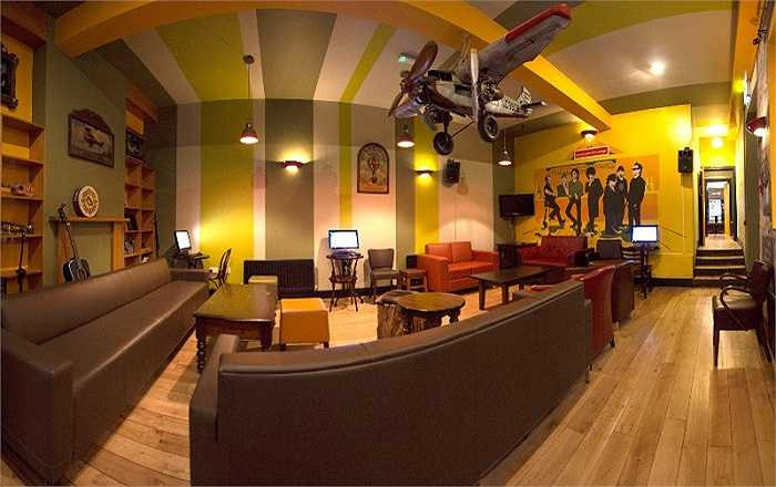 13. Nhà nghỉ Sky Backpackers, Dublin, Ai-len: là thế giới của âm nhạc và những người yêu du lịch bụi. Tại đây thường xuyên có những màn trình diễn âm nhạc từ chuyên nghiệp tới nghiệp dư, không khí thân thiện, giá cả tương đối dễ chịu đối với những du khách đến thăm Ai-len.