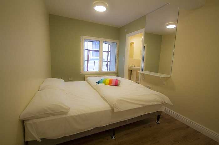 Giá cả tại đây từ 26 bảng Anh (840.000 đồng) cho giường ở khu ký túc xá và 42 bảng Anh (khoảng 1,4 triệu đồng) cho phòng riêng.