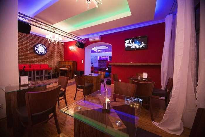 14. Nhà nghỉ Greg & Tom Beer, Krakow, Ba Lan: Tại đây bạn có thể được thưởng thức những đồ uống ngon nhất, đặc biệt là bia. 