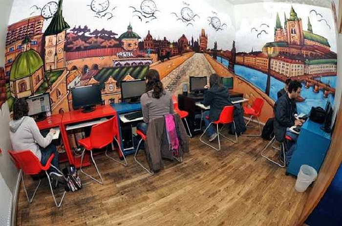 15. Nhà nghỉ MadHouse, Prague, Cộng hòa Séc: được xem là nhà nghỉ quyến rũ và điên rồ nhất tại Prague và chủ sở hữu cũng luôn khẳng định rằng đây không phải là nơi chỉ để ngủ mà là nơi bạn được sống như đang ở chính ngôi nhà của mình. 