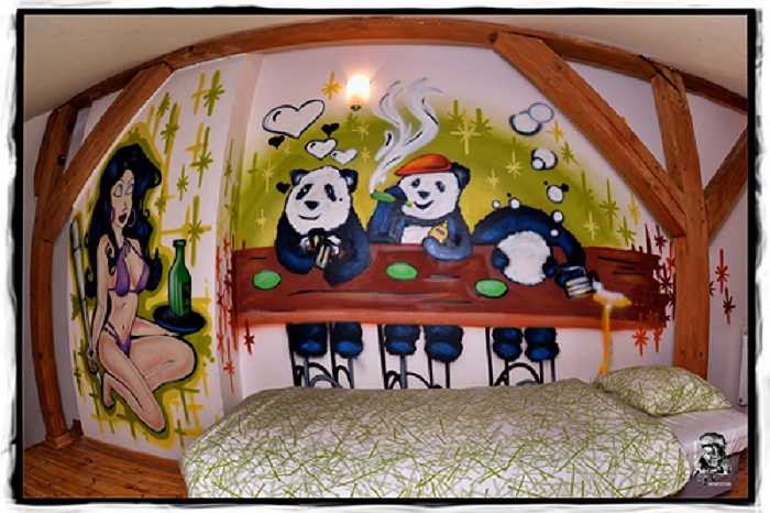 Tất cả các phòng đều được che phủ bằng các hình họa graffiti kỳ lạ được thực hiện bởi các nghệ sĩ đến từ Canada và Australia. Mỗi giường có giá từ 15,98 bảng Anh (khoảng 516.000 đồng).