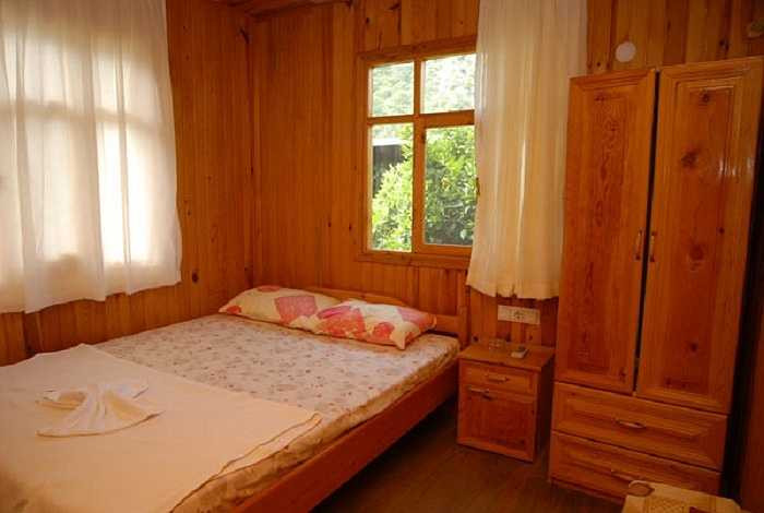 12 bảng Anh cho một giường trong phòng 6 người; 22 bảng Anh cho một phòng đôi.