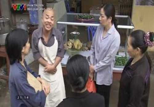 Anh Sở với cửa hàng buôn bán thức ăn của mình