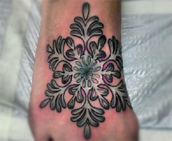 Tuy nhiên với sự sáng tạo ngày càng được đẩy mạnh, các cô gái giờ lại có xu hướng tạo những khoảng lớn trên da, với nét dày phù nhiều màu sắc độc đáo.