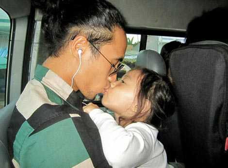 Là người chồng khắt khe, hay nổi nóng nhưng với các con, Phạm Anh Khoa lại như những người bạn