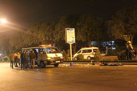 Xe máy tông mạnh vào đuôi xe tải dừng đèn đỏ, 2 người tử vong