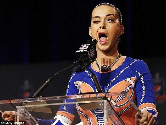 Nữ ca sỹ nổi tiếng sẽ làm khách mời đặc biệt ở giữa trận đấu