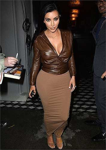 Bồ cũ của Ronaldo mặc chiếc áo da màu nâu đậm khoét sâu cổ