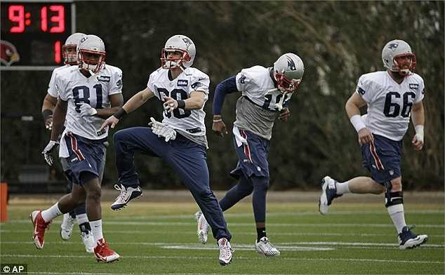 Đội New England Patriots làm nóng trong trận đấu tại Arizona 