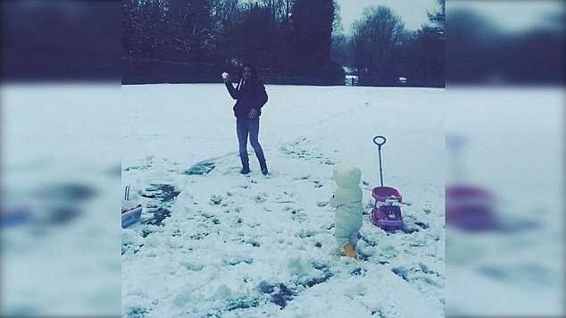 Falcao hào hứng chơi trò ném tuyết 