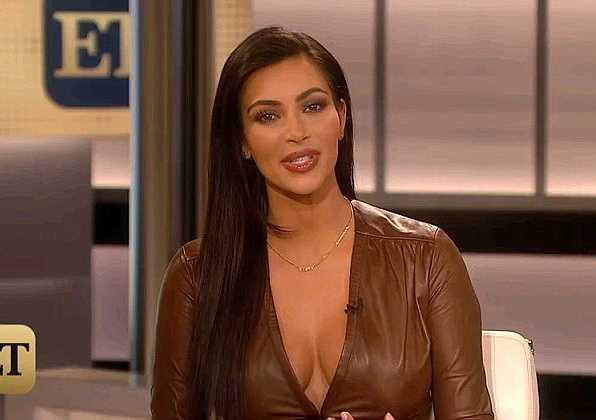 Xuất hiện trên chương trình truyền hình, người đẹp siêu vòng 3 Kim Kardashian khoe thân hình gợi cảm.
