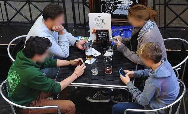 Rất nhiều người dường như dính chắt lấy chiếc điện thoại của mình