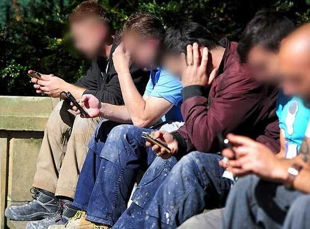 Dù ở gần nhau nhưng những người này không hề tương tác