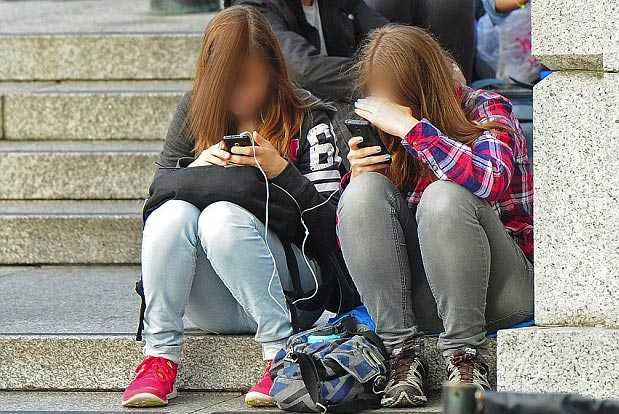 Khoảng cách giữa người với người ngày một xa nhau hơn