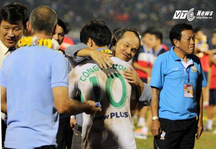 Công Phượng phá dớp thua, bầu Đức vẫn mất trăm tỷ