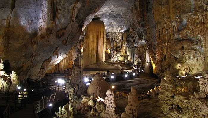 Hang Sơn Đoòng - Việt Nam Hang động lớn nhất thế giới nằm ở ngay trung tâm Đông Nam Á, tại tỉnh Quảng Bình, Việt Nam. Hang Sơn Đoòng sở hữu hệ sinh thái đa dạng, thảm thực vật phong phú và hệ thống đá vôi hùng vĩ. Hang được tìm thấy từ năm 1991 