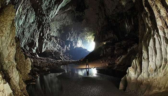 Hang Deer, Borneo, Malaysia. Borneo là vùng lãnh thổ chung của 3 quốc gia. Trong đó phần ở Malaysia sở hữu một hang động tuyệt vời: hang Deer (Con nai). Theo truyền thuyết, hang động này được đặt tên theo một con nai đã từng đến đây tìm nơi trú ân và liếm các phiến đá tạo nên những hình thù đặc sắc 
