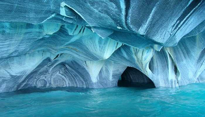 Hang Marble (đá cẩm thạch), Rio Tranquilo, Brazil. Giống như tên gọi của nó, hang động này được bao phủ bởi thứ ánh sáng tuyệt vời từ những bức tường đá cẩm thạch - tạo ra từ chất Can-xi Cac-bon-nat.