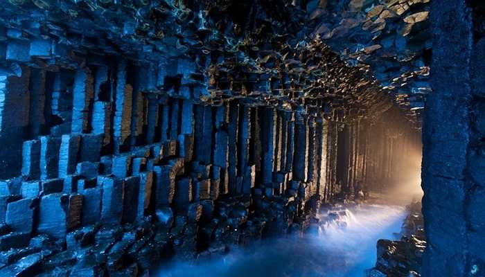 Hang Fingal, Scotland. Khi mới nhìn qua, hang động giống như một hầm mộ tuy nhiên thực tế những bức tường đá này được tạo ra một cách tự nhiên nhờ vào những dòng chảy lava