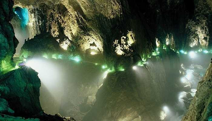 Hang Skocjan, Slovenia. SKocjan được tạo thành từ hệ thống rất nhiều loại đá vôi và điều này đã khiến thứ ánh sáng ở đây có màu xanh. Các du khách cho rằng hang động đáng xem nhất vào mua đông với không khí vô cùng trong lành và dễ chịu. Hang động này cũng đã lọt vào danh sách kỳ quan thế giới của UNESCO