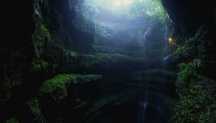 Hang Swallows, Aquismon, Mexico. Đây thực chất là một hố sâu khoảng hơn 330m và là hố sâu thứ 11 trên thế giới. Chính vì thế, không phải đơn giản cho việc thám hiểm hang động này. Bạn sẽ phải đu dây hoặc bám tường cẩn thận để xuống dưới
