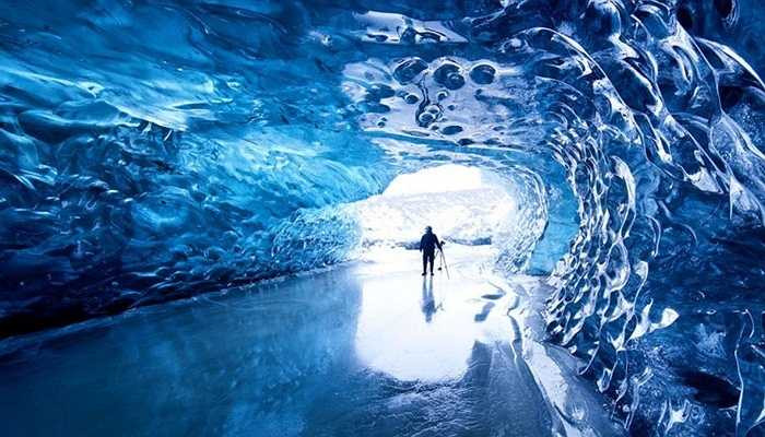 Hang động băng Vatnajokull - Iceland. Hang động này được hình thành từ quá trình băng tan. Chính vì thế, hang động khá nguy hiểm do băng tan không đều và có nguy cơ gây sập. Nhưng nếu bạn thực sự là một nhà thám hiểm, thăm quan hang động tuyệt đẹp này sẽ không làm phí thời gian của bạn