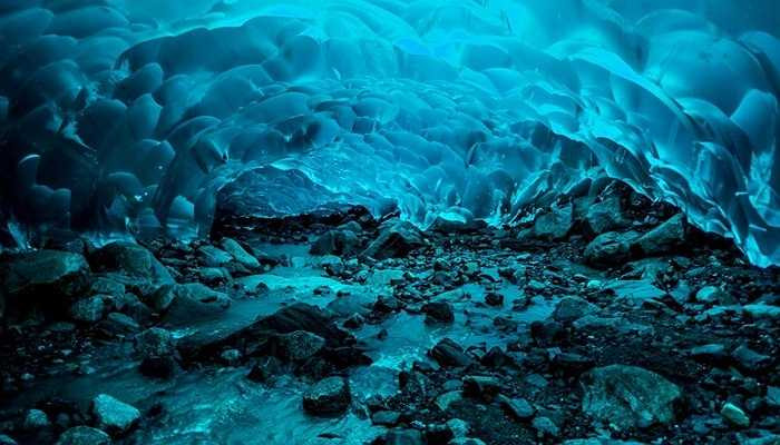 Hang băng Mendenhall, Alaska, Mỹ. Thêm một kỳ quan nữa được hình thành từ quá trình băng tan. Khi đến thăm hang động này, bạn sẽ có cơ hội chiêm ngưỡng luôn sự hùng vĩ của hồ Mendenhall